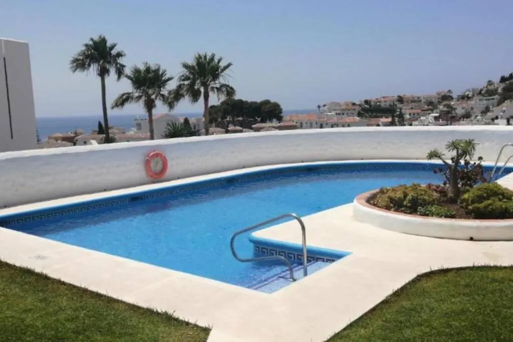 Casa En Nerja Con Gran Terraza, Muy Luminosa Y En Tranquila Urbanizacion 빌라