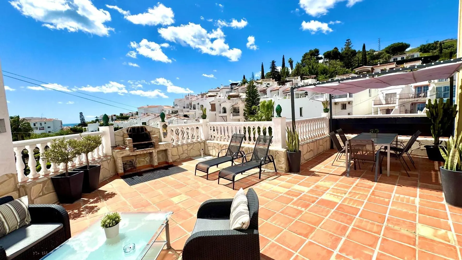 Casa En Nerja Con Gran Terraza, Muy Luminosa Y En Tranquila Urbanizacion 빌라
