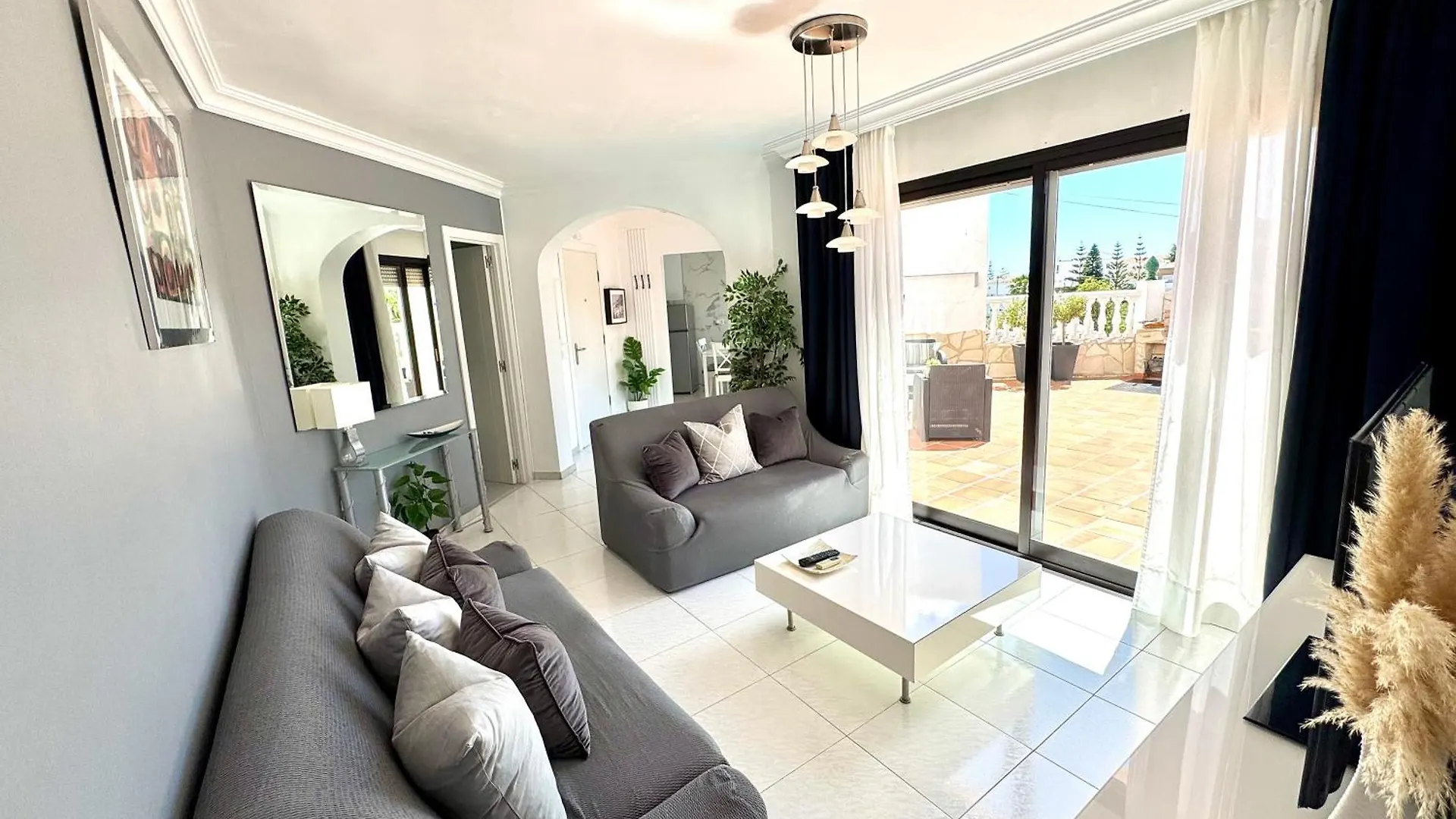 Casa En Nerja Con Gran Terraza, Muy Luminosa Y En Tranquila Urbanizacion 빌라 펜션